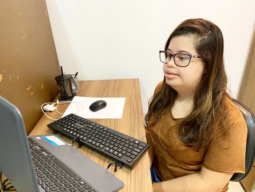 mulher com síndrome de down trabalhando no computador