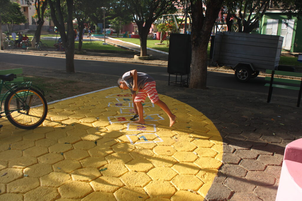 jogo de amarelinha em praça